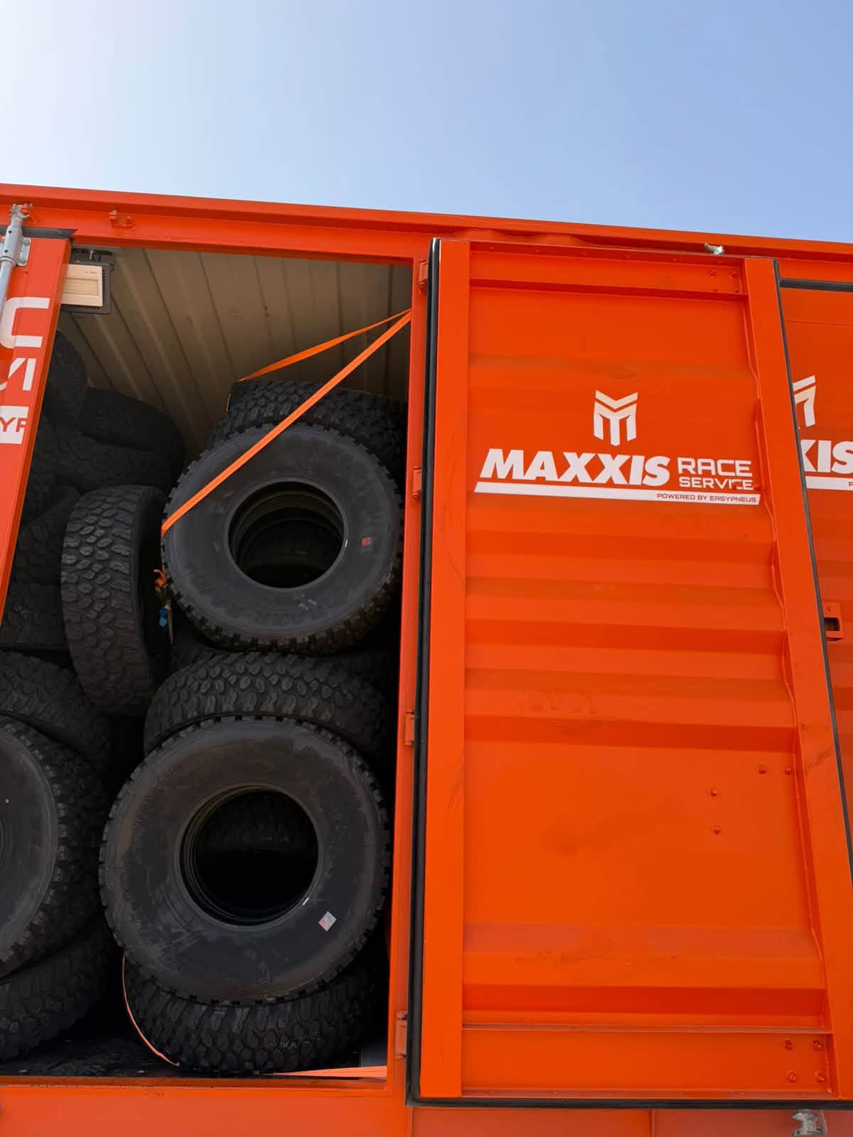 MAXXIS RAZR RAID+ at @bajamorocco, with our tire service ready to support you across all 1,466 km! 🏁